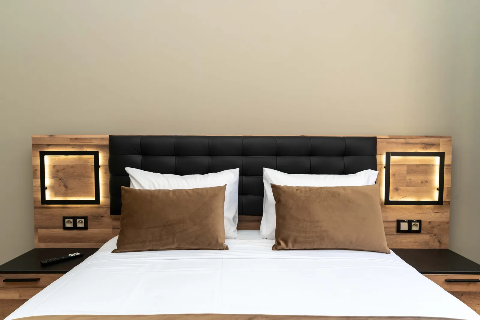 Bedroom in natural tones with a wooden headboard