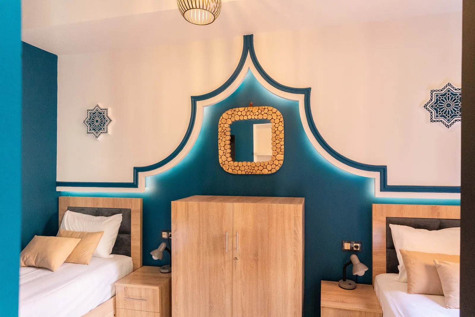 Twin bedroom with two beds and blue and gold decoration